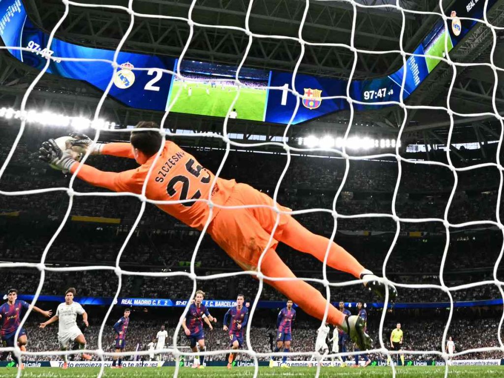 Szczesny detiene el penalti de Mbappé y mantuvo con vida al conjunto azulgrana.