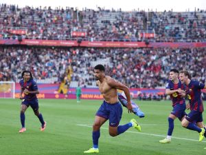 Ronald Araujo (izq.) celebra gol con el Barcelona. Foto AFP