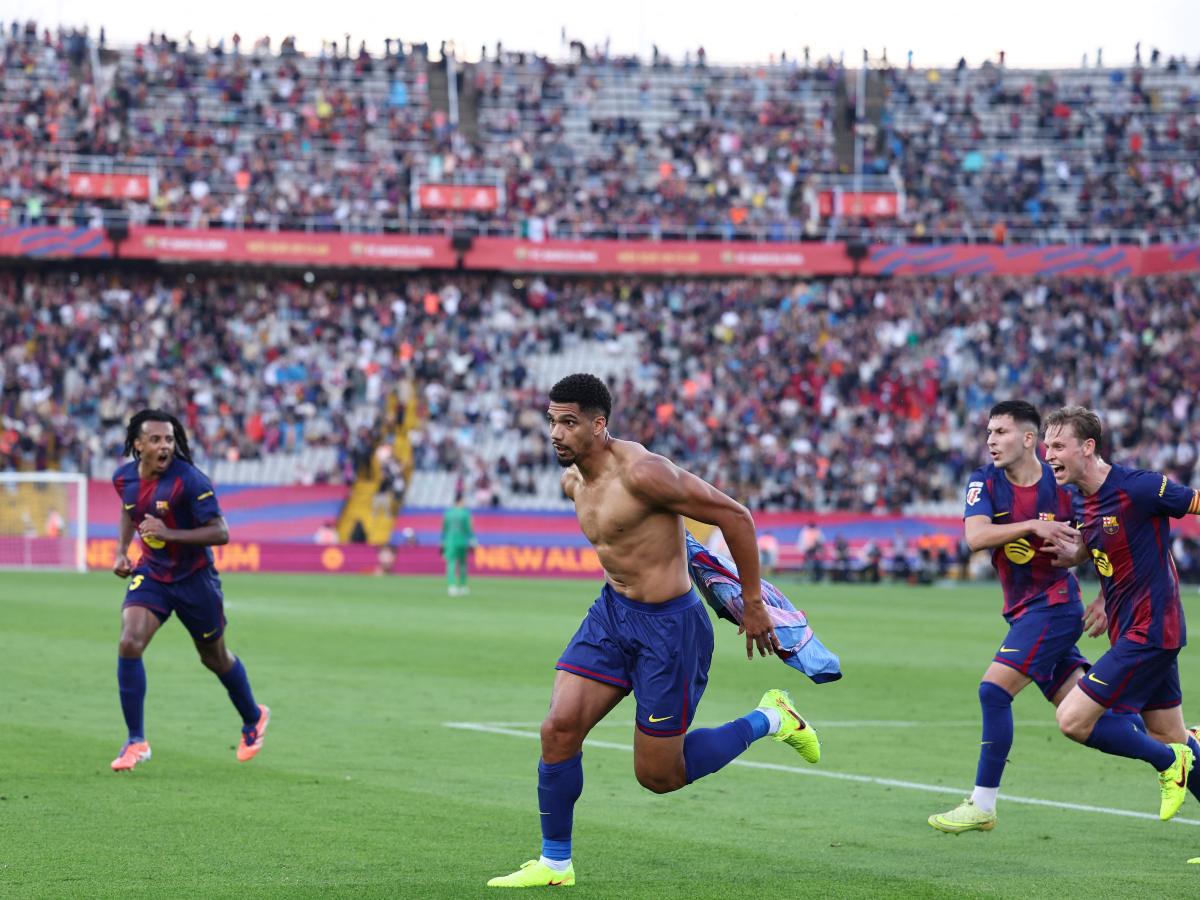 Ronald Araujo (izq.) celebra gol con el Barcelona. Foto AFP
