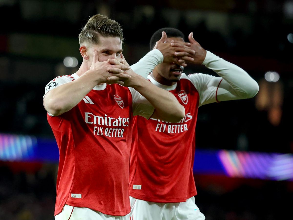 Viktor Gyokeres (izq.) del Arsenal celebra con su compañero Gabriel (der.) tras marcar el 3-0 durante el partido de la fase de liga de la UEFA Champions League entre el Arsenal FC y el Atlético de Madrid. Foto EFE