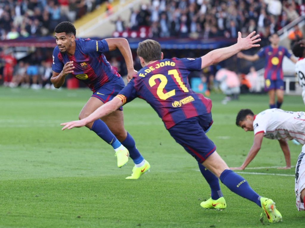 Ronald Araujo (izq.) celebra gol con Frankie De Jong. Foto AFP