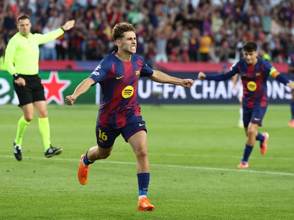 Fermín López, del Barca, celebra su hat-trick ante el Olympiacos en la Champions League. Foto AFP