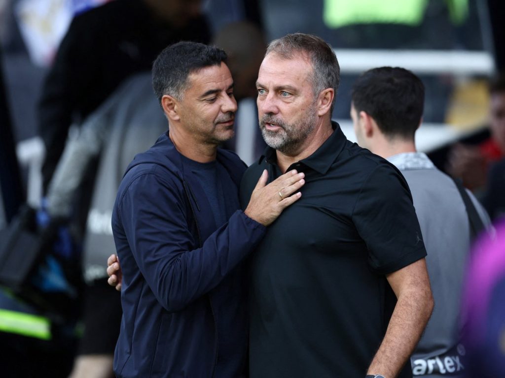 Hansi Flick (der.) técnico del Barca salió expulsado. Foto AFP