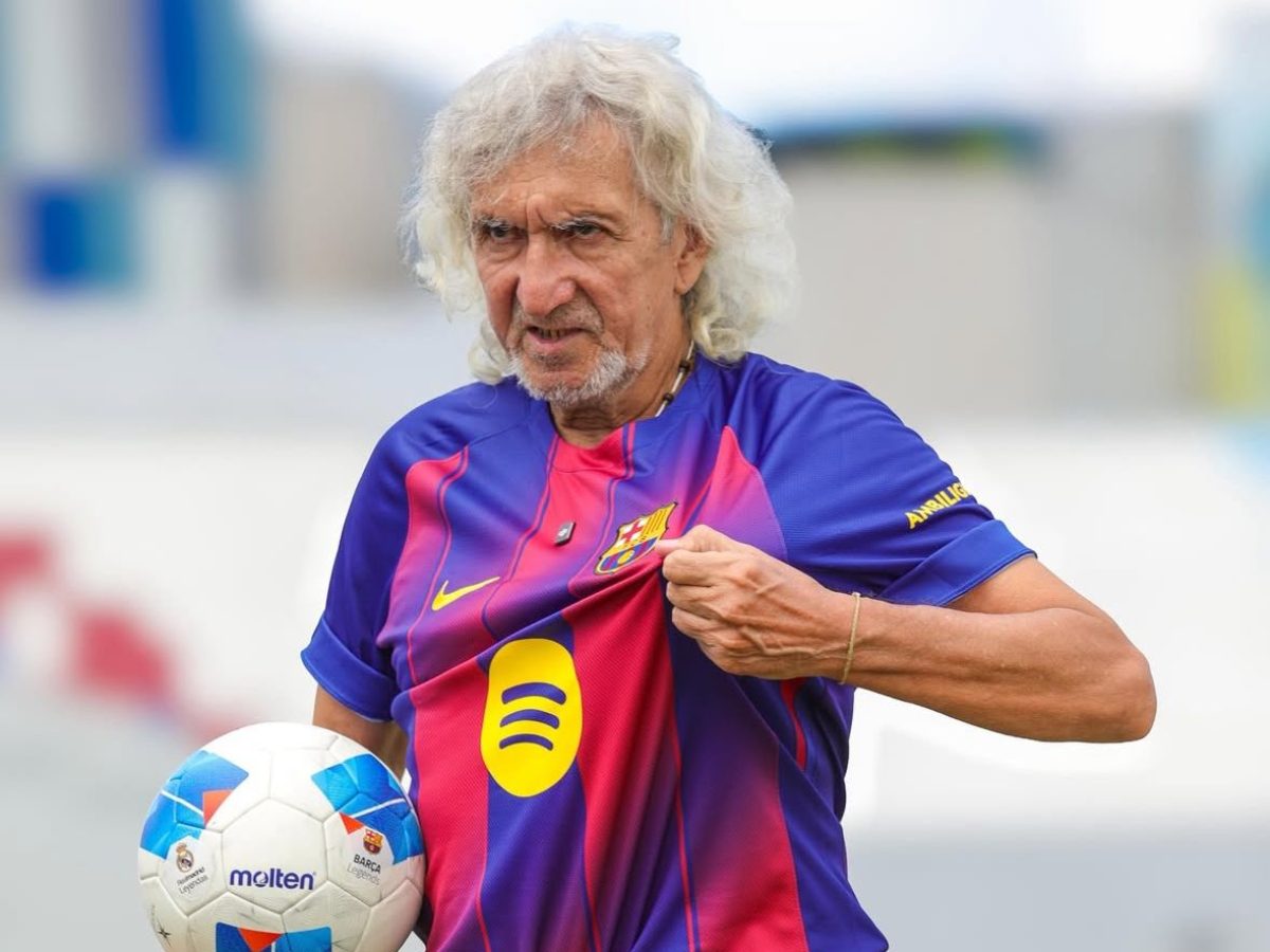 Jorge "Mágico" González posa con la camisa del Barcelona que usará en el partido de leyendas. Foto IG Molten El Salvador