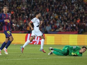 Gonçalo Ramos (cent.), del PSG celebra gol contra Barcelona. Foto AFP