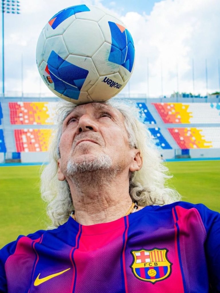 Jorge "Mágico" González posa con la camisa del Barcelona que usará en el partido de leyendas. Foto IG Molten El Salvador
