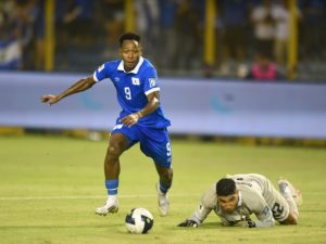 Brayan Gil supera al arquero panameño Orlando Mosquera, en la jugada del gol que luego fue anulado por el VAR. / Foto Emerson del Cid, elsalvador.com