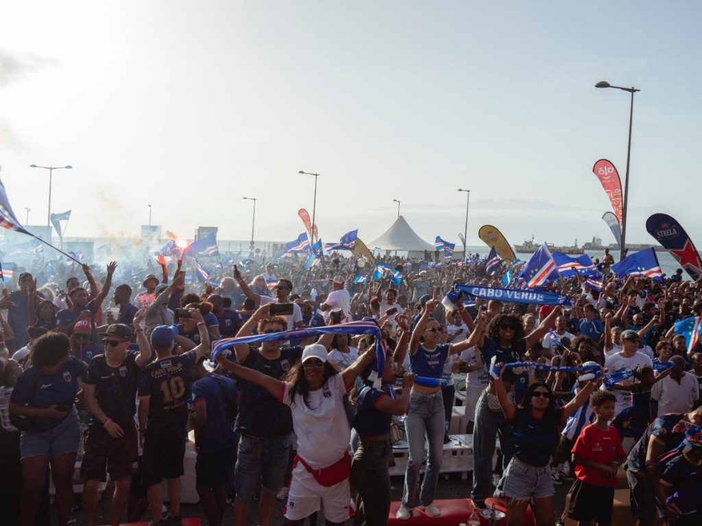 Un ambiente carnavalesco se apoderó de las calles de Cabo Verde el lunes después de que el pequeño archipiélago se clasificara por primera vez para la Copa Mundial. 