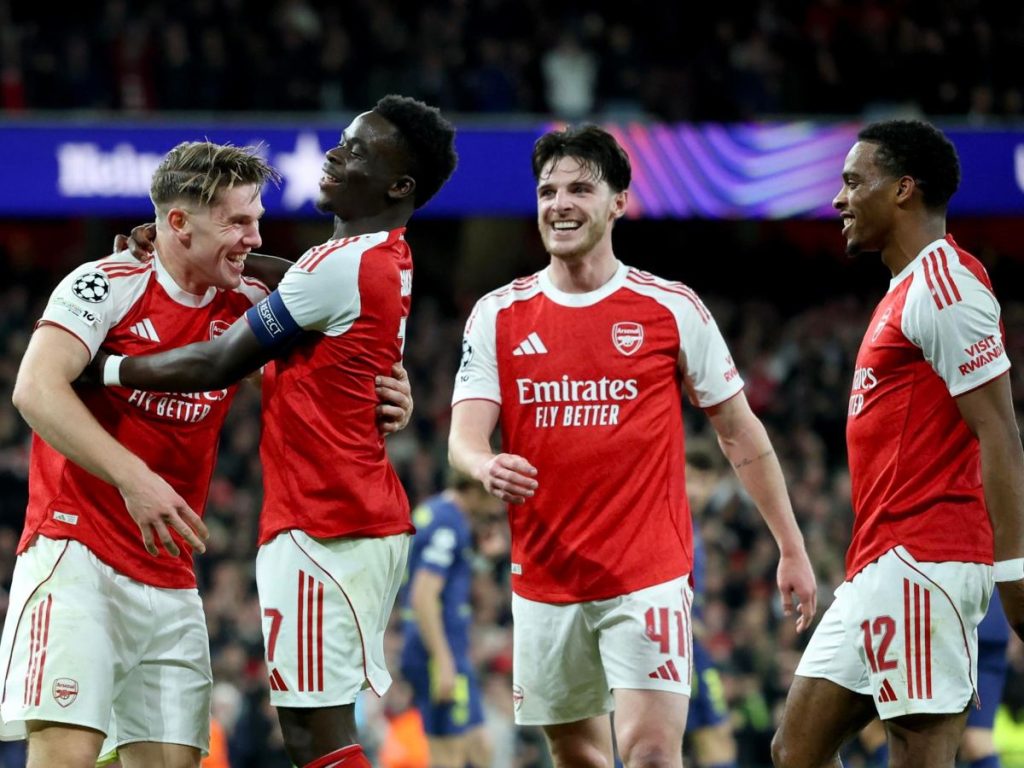 Viktor Gyokeres (izq.) del Arsenal celebra con su compañero Bukayo Saka (2-izq.) tras marcar el 3-0 durante el partido de la fase de liga de la UEFA Champions League entre el Arsenal FC y el Atlético de Madrid. Foto EFE