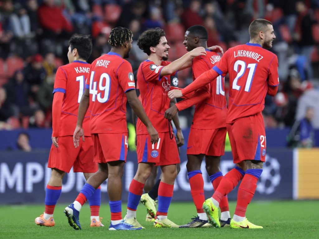 Vitinha del PSG (C) celebra con sus compañeros tras marcar el 2-7 en acción durante el partido de la fase de liga de la UEFA Champions League entre el Bayer 04 Leverkusen y el Paris Saint-Germain. Foto EFE