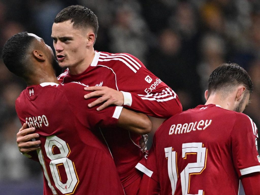 Cody Gakpo (18) celebra con Floriant Wirtz en la victoria del Liverpool contra el Frankfurt. Foto AFP