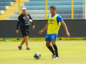 "Aunque jueguen en Europa o Champions en la cancha somos 11 contra 11", Christian Martínez, jugador de la Selecta