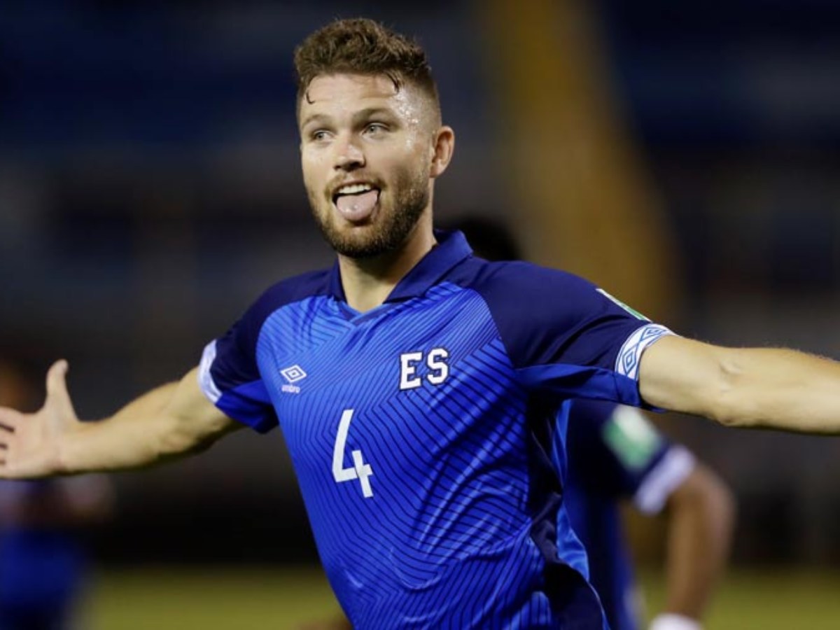 Eriq Zavaleta de El Salvador celebra un gol contra Antigua y Barbuda en un partido de las eliminatorias centroamericanas para el Mundial de Qatar 2022 en el Estadio Cuscatlán en San Salvador (El Salvador). EFE/Miguel Lemus