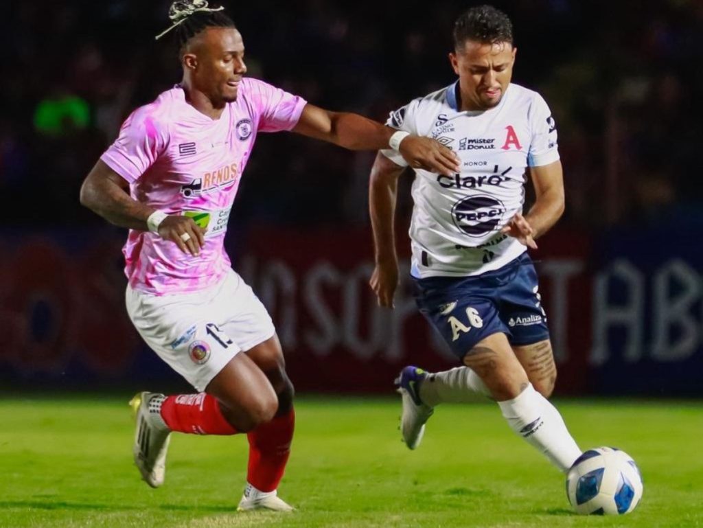 Edgard Medrano (izq.) de FAS y Narciso Orellana (der.) de Alianza pelean la pelota. Foto X Alianza