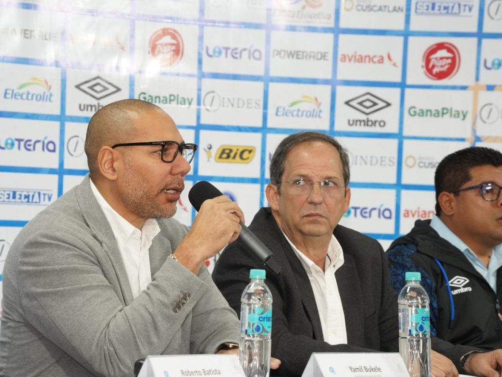 Yamil Bukele, presidente de INDES, hace un llamado al respeto y la convivencia pacífica en las gradas durante el encuentro eliminatorio.