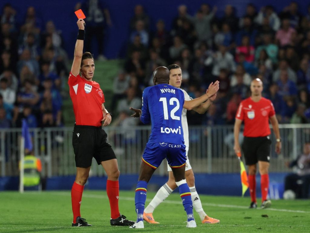 Allan Nyom abandona el campo tras ser expulsado por una agresión a Vinícius, en la acción que marcó el rumbo del partido en el Coliseum.