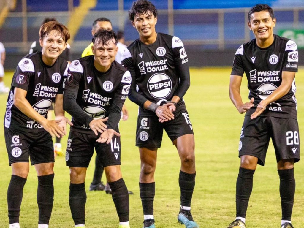 Jugadores del Hércules celebran gol ante el Alianza, con la seña de dólar por los impagos. Foto X Hércules
