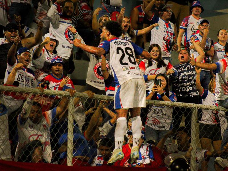 Lucas Dos Santos celebró con la afición trepándose a la malla, lo que le costó una tarjeta amarilla.