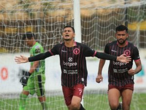 Ronald Aparicio, del Inter FA (izq.), celebra su gol ante el Platense. Foto Roberto Baires