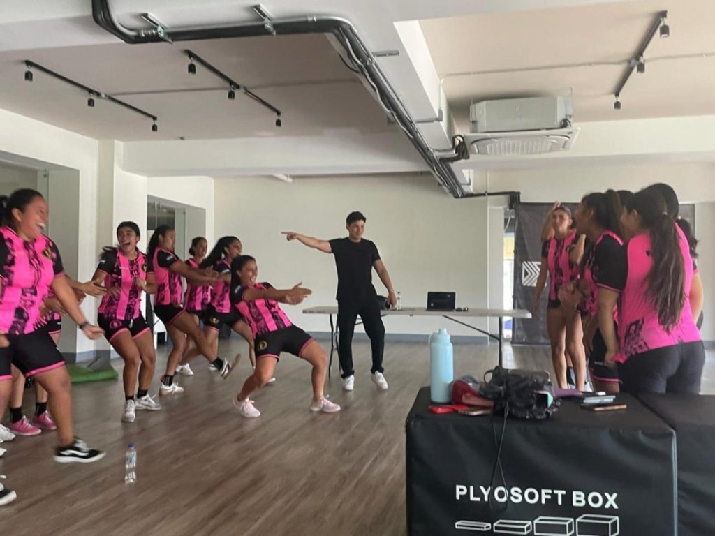 Francisco Escobar en sesión de psicología deportiva con el equipo femenino de Inter FA. Foto Cortesía