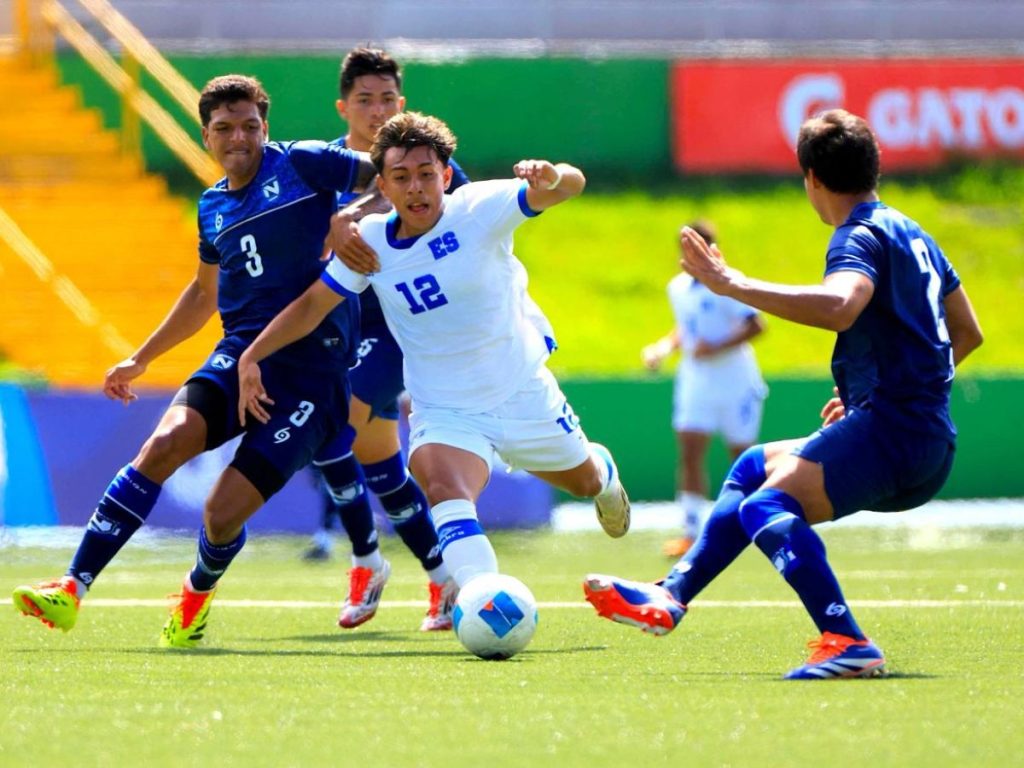 Johann Ortíz (14) de la Selecta marcado por defensas nicaraguenses. Foto X Selecta