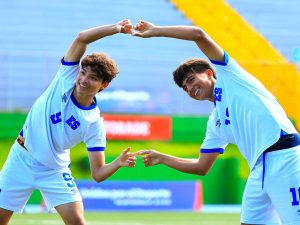 Carlos Garay (izq.) celebra su gol con Jefferson Martínez, en la victoria de la Selecta Sub-20 contra Nicaragua en los Juegos Centroamericanos 2025. Foto X Selecta