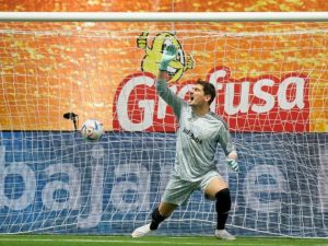 Iker Casillas está confirmado para jugar con las leyendas del Real Madid y Barcelona en El Salvador. Foto X Ibai Llanos