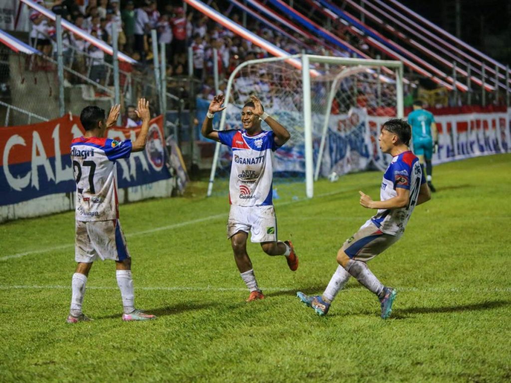 Diego Ortez (izq.) y Joshua Gallardo (cen) celebran gol de Firpo contra Cacahuatique. Foto X Firpo