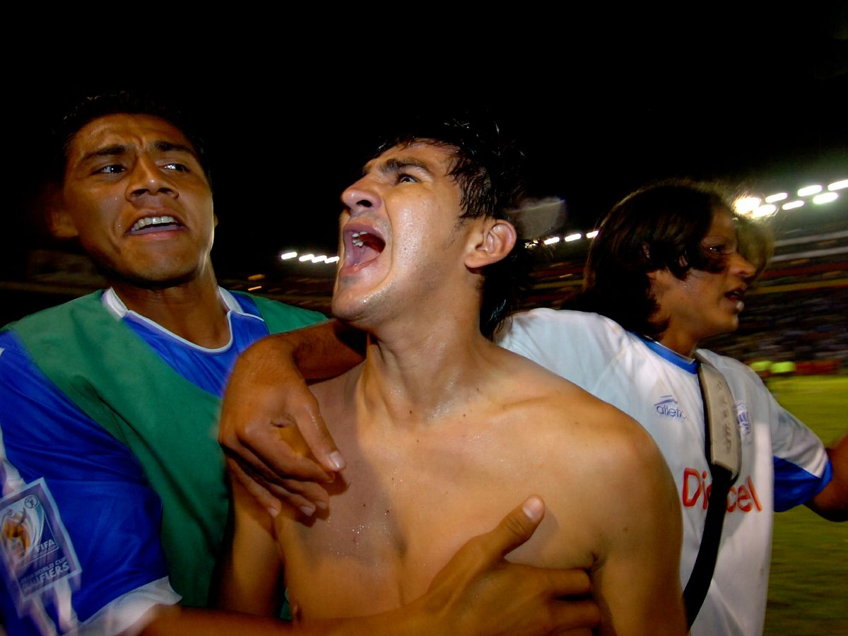 Luis Hernández (izq.), Luis Anaya (cent.) y Manuel Salazar, celebran al final del juego ante Panamá en 2008. Foto Archivo