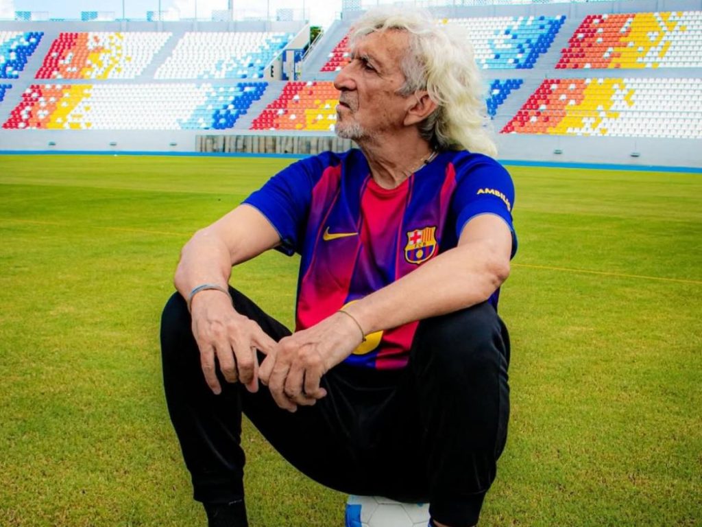 Jorge "Mágico" González posa con la camisa del Barcelona que usará en el partido de leyendas. Foto IG Molten El Salvador