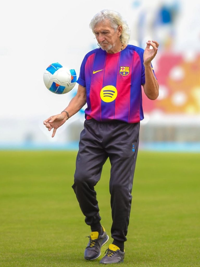 Jorge "Mágico" González posa con la camisa del Barcelona que usará en el partido de leyendas. Foto IG Molten El Salvador