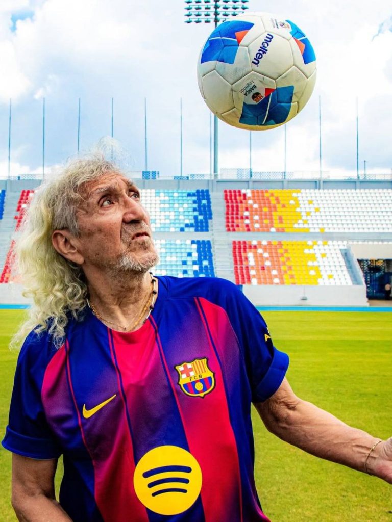 Jorge "Mágico" González posa con la camisa del Barcelona que usará en el partido de leyendas. Foto IG Molten El Salvador