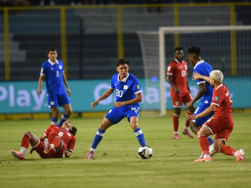 Mauricio Cerritos (20) busca el balón, mientras el panameño Adalberto Carrasquilla (Izq.) sufre tras la falta del salvadoreño. / Foto Emerson del Cid, elsalvador.com