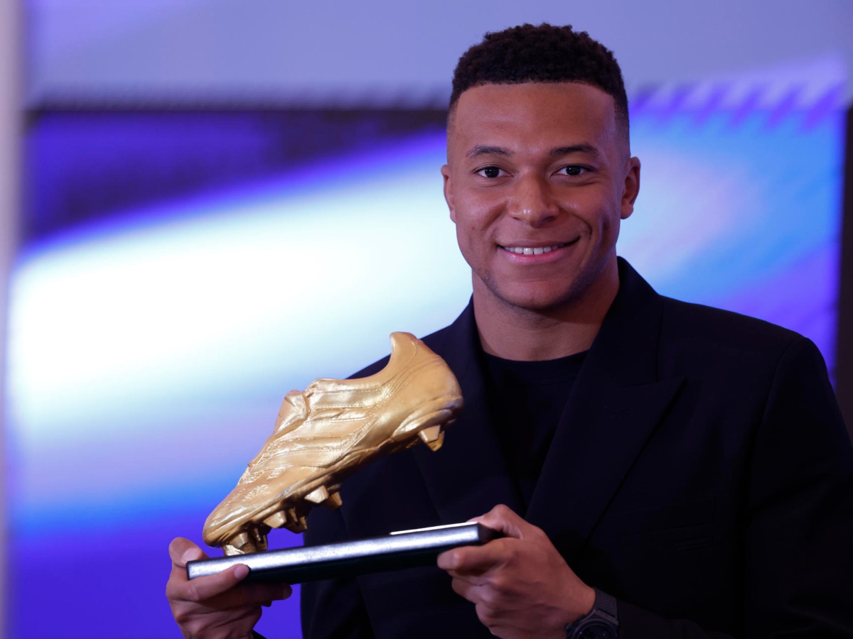 Kylian Mbappé con su premio de la Bota de Oro. Foto EFE