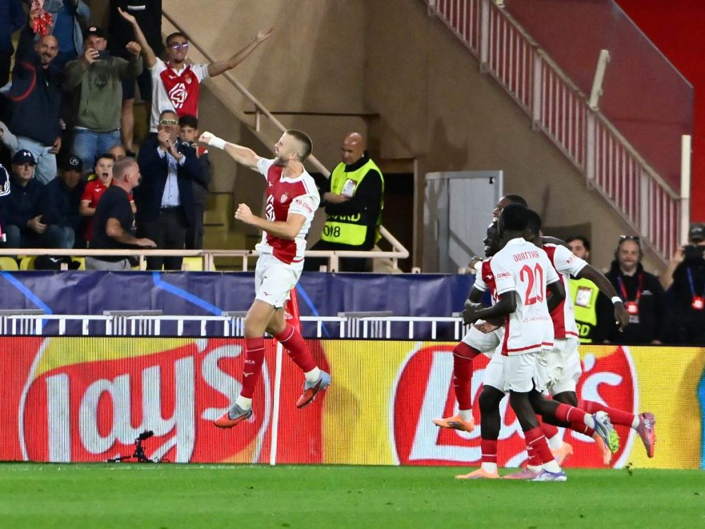Eric Dier (izq.), del Mónaco, celebra gol del empate ante el Manchester City. Foto AFP