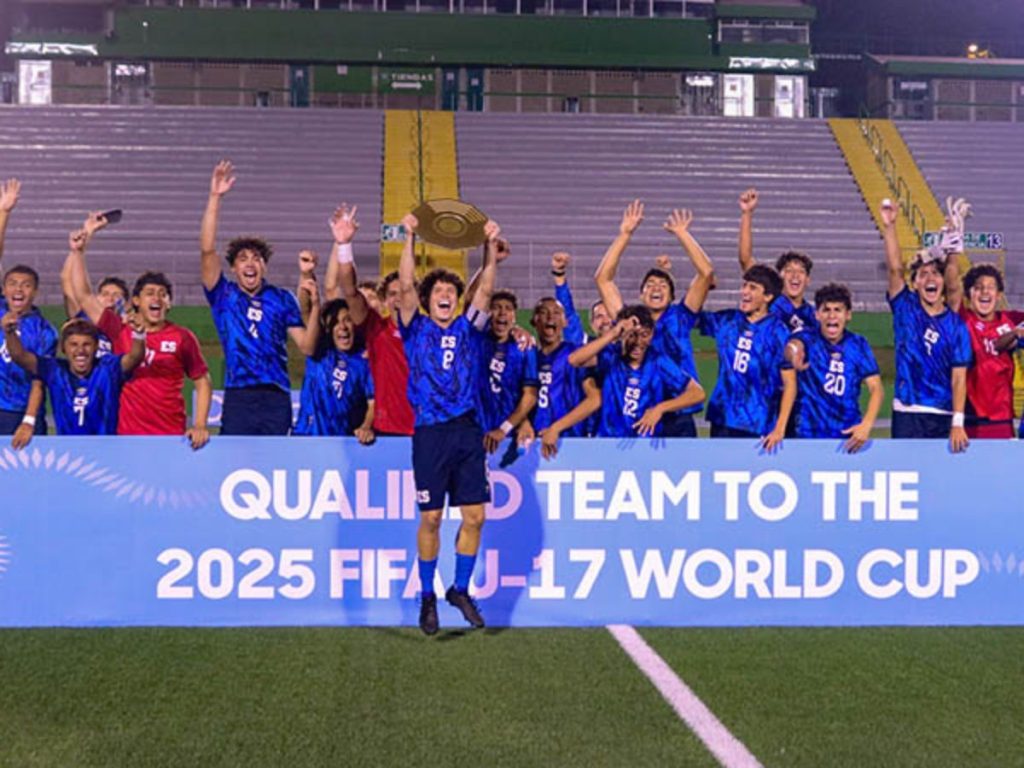 Jugadores de la Selecta Sub-17 de El Salvador celebran la clasificación a la Copa del Mundo Qatar 2025 en el estadio Cementos Progreso de Ciudad de Guatemala. Foto: Cortesía La Selecta-FESFUT