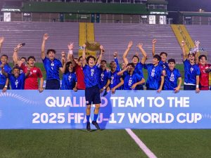 Jugadores de la Selecta Sub-17 de El Salvador celebran la clasificación a la Copa del Mundo Qatar 2025 en el estadio Cementos Progreso de Ciudad de Guatemala. Foto: Cortesía La Selecta-FESFUT