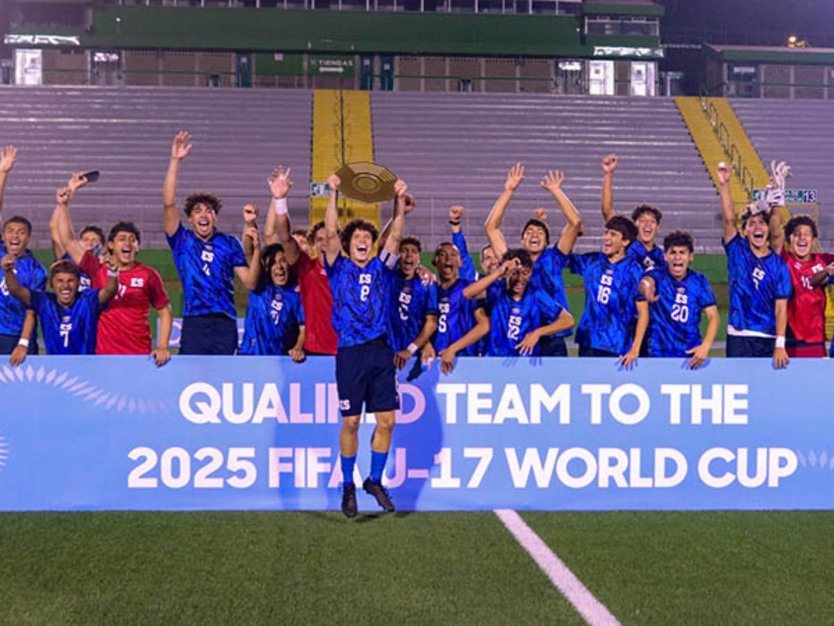 Jugadores de la Selecta Sub-17 de El Salvador celebran la clasificación a la Copa del Mundo Qatar 2025 en el estadio Cementos Progreso de Ciudad de Guatemala. Foto: Cortesía La Selecta-FESFUT