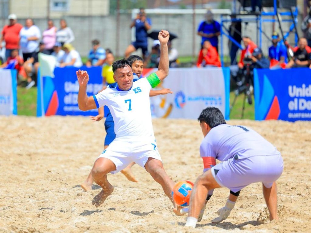 Elmer Robles (7) jugando con la Selección de Fútbol Playa en los Juegos Centroamericanos 2025. Foto INDES