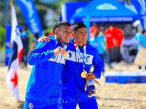 Elmer Robles (izq.) celebra la medalla de oro de la Selección de Fútbol playa en los Juegos Centroamericanos 2025. Foto INDES