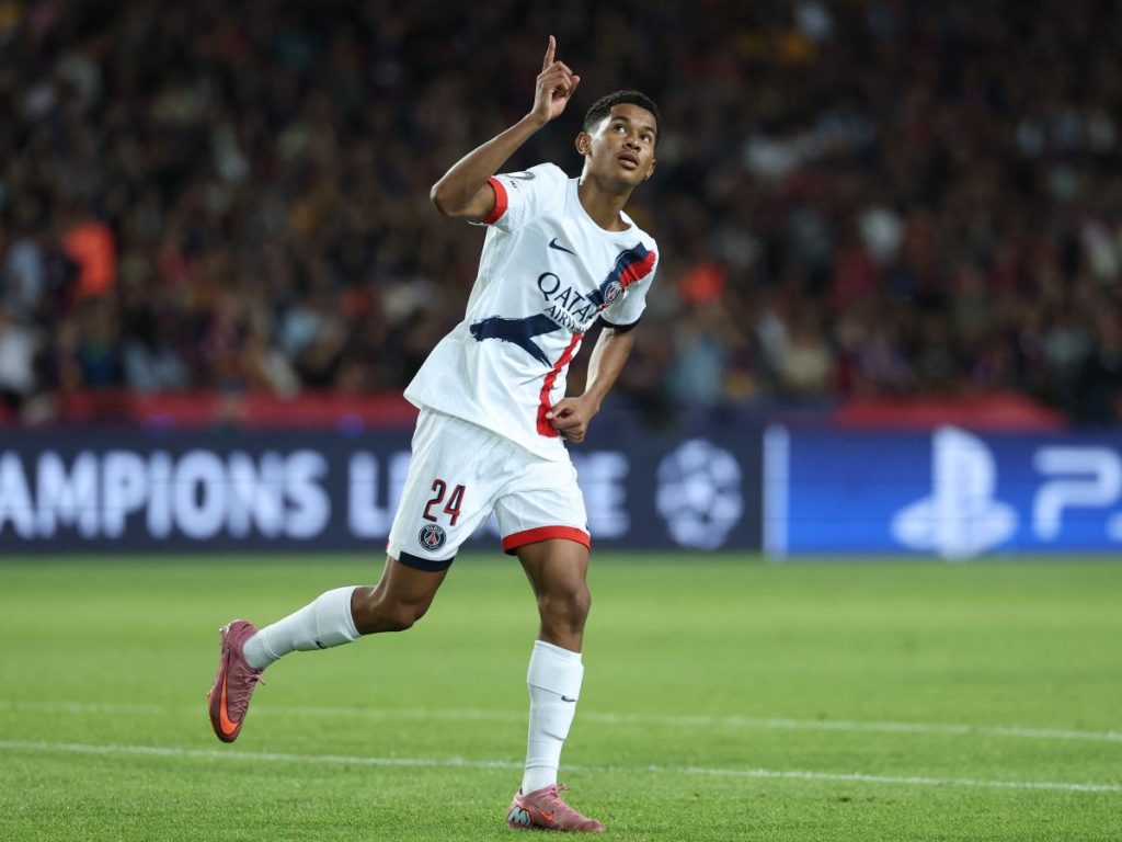 Senny Mayulu, del PSG, celebra su gol ante el Barcelona. Foto AFP
