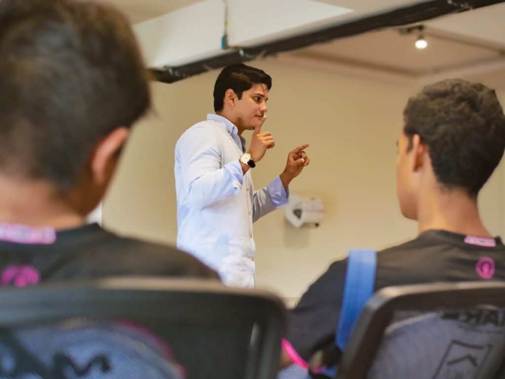 Francisco Escobar en sesión de psicología deportiva con categoría Sub 17 de Inter FA. Foto Cortesía