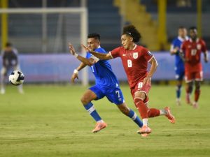 Darwin Cerén, capitán salvadoreño, intenta frenar a Adalberto 