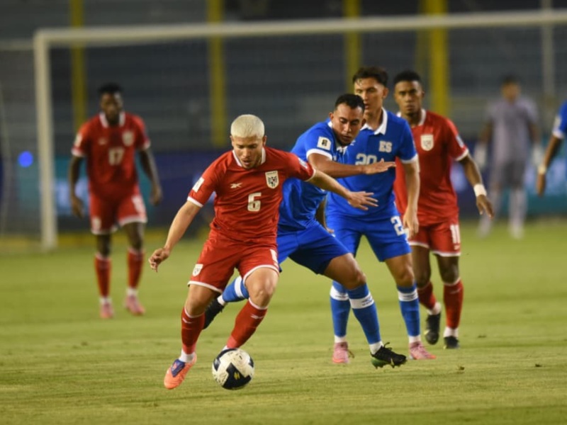 El panameño Cristian Martínez (6) supera al salvadoreño Bryan Landaverde en el estadio Cuscatlán. / Foto Emerson del Cid, elsalvador.com