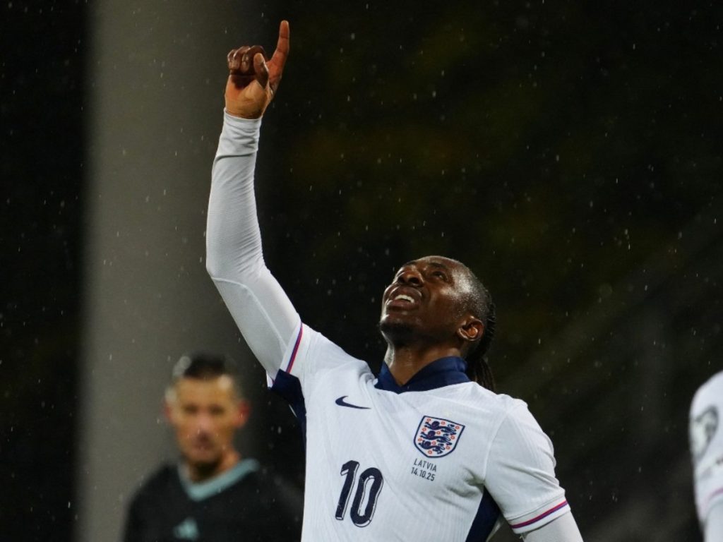 Jugador de la selección de Inglaterra celebra su clasificación al Mundial 2026 tras golear 0-5 a Letonia, convirtiéndose en el primer equipo europeo en asegurar su boleto.