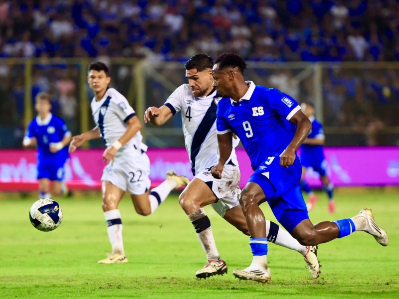 Brayan Gil (9) intenta escapar del chapín José Pinto. / Foto cortesía INDES