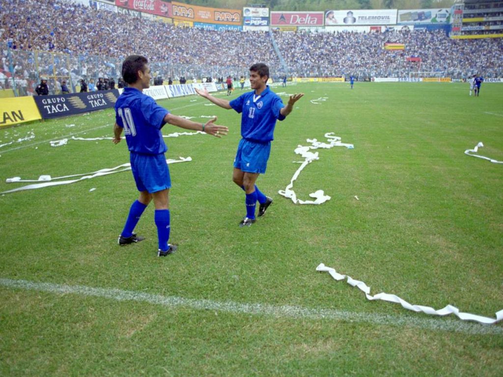 Díaz Arce (izq.) y Ronald Cerritos celebran gol aen el partido entre Selecta y Guatemala eDíaz Arce (izq.) y Ronald Cerritos celebran gol aen el partido entre Selecta y Guatemala en el 2000. Foto Archivon el 2000. Foto Archivo