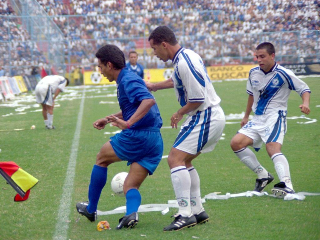 Partido entre la Selecta y Guatemala del año 2000. Foto Archivo