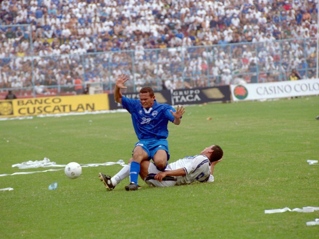 La Selecta contra Guatemala en el 2000 tumbo al mundial de 2002. Foto Archivo