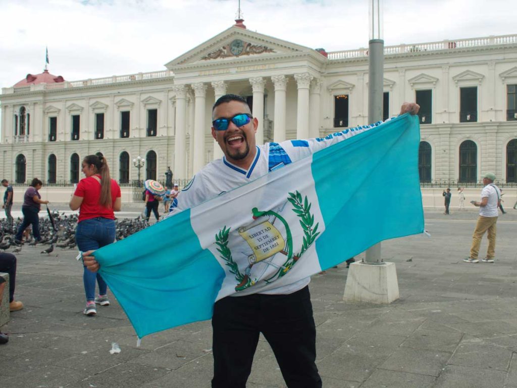 Aficionados guatemaltecos llegaron desde distintos puntos del país para apoyar a su selección en el duelo ante El Salvador. /Juan Martínez